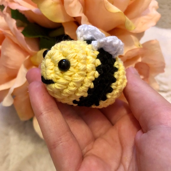 Crochet Bee Amigurumi-with/without keychain - Picture 8 of 10